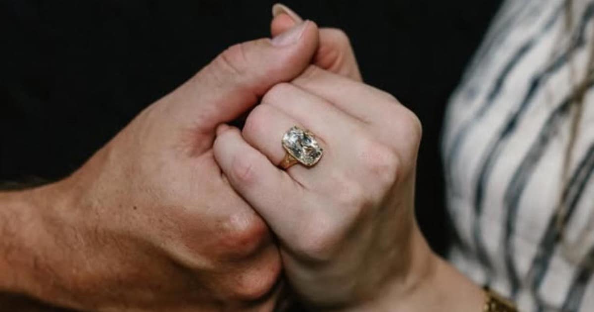 Taylor Swift y Travis Kelce anunciaron su compromiso con una romántica sesión de fotos en Instagram. Foto: Instagram Taylor Swift