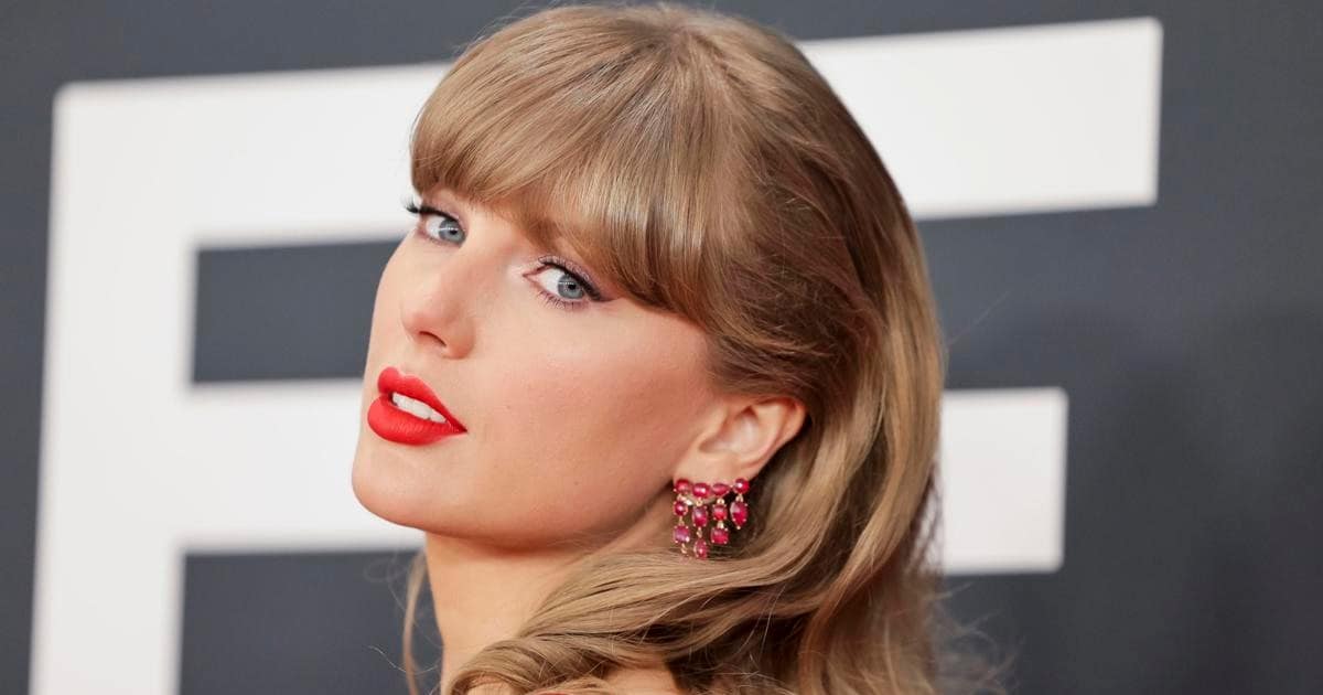 Taylor Swift y Travis Kelce anunciaron su compromiso con una romántica sesión de fotos en Instagram. Foto: Instagram Taylor Swift