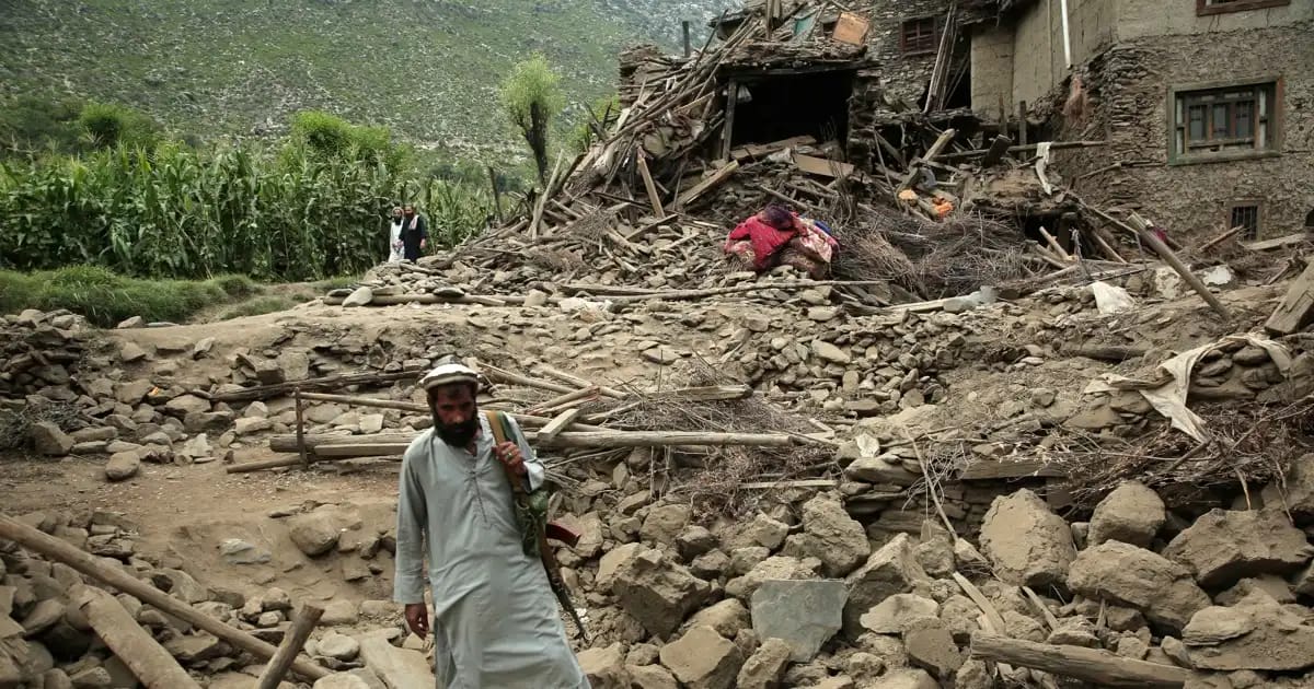 Familias desplazadas se refugian al aire libre en las zonas afectadas por el sismo en Afganistán. Foto: EFE