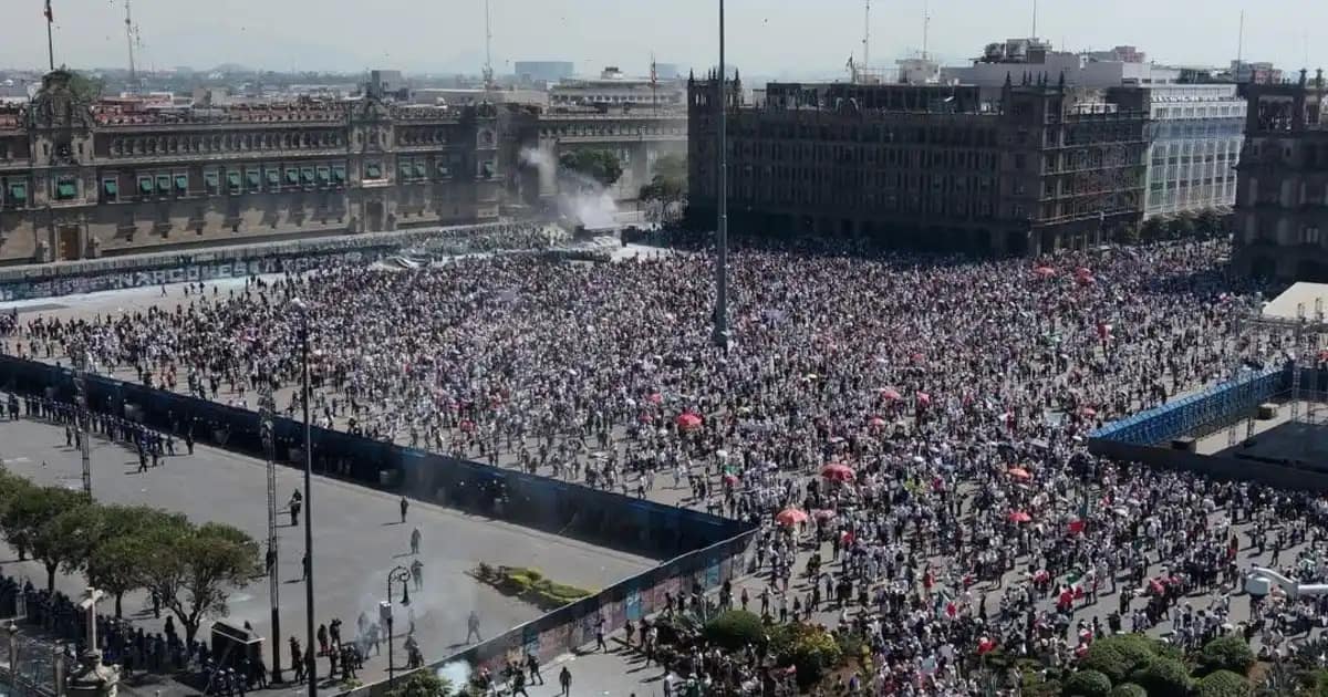 Miles de personas acuden a la marcha de la ‘Generación Z’ en el Zócalo de la CDMX en contra de Claudia Sheinbaum, la cual terminó con la represión de la Policía. Foto: @SoldeYucatan en X