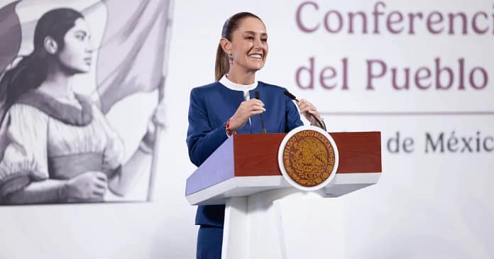 Claudia Sheinbaum defendió a Beatriz Gutiérrez Müller tras un reportaje del diario ABC que señalaba falsamente que reside en Madrid. Foto: Gobierno de México